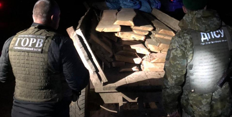 На Рівненщині виявлено транспортний засіб, що незаконно  перевозив деревину